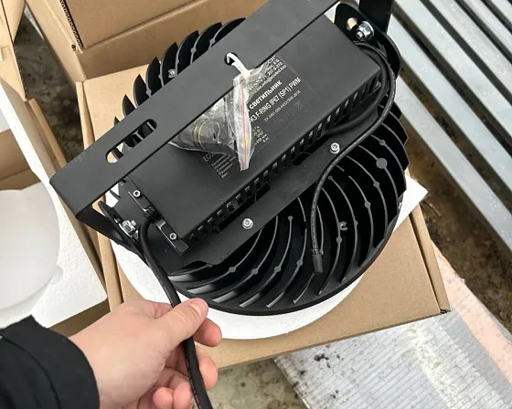 Фитосветильник F-RING IP67 с монтажным кронштейном перед установкой